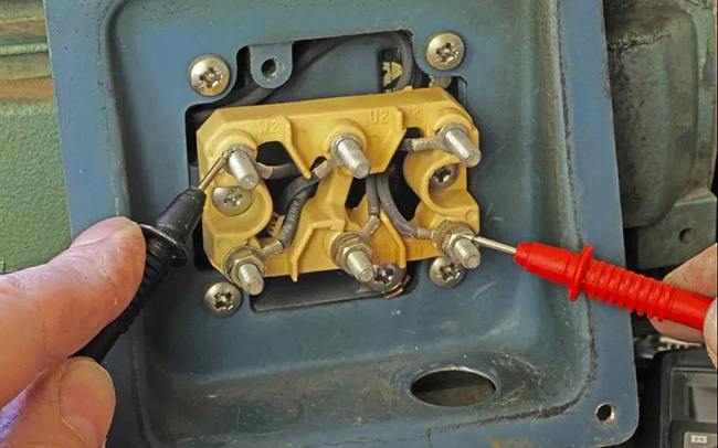 圖為電工在測(cè)量西瑪電機(jī)絕緣電阻的照片 圖為電工在測(cè)量西瑪電機(jī)絕緣電阻的照片